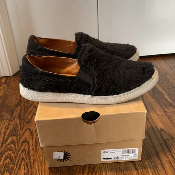 Fun comfy UGG Ricci, black slip-on sneakers. Fuzzy on the outside. Size 7 1/2. - Picture 2 of 7